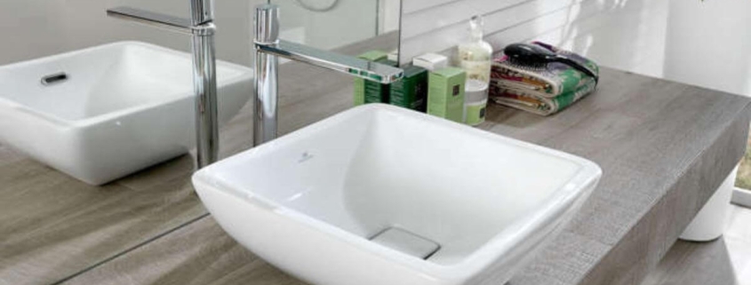 lavabo moderno blanco instalado en baño de Zaragoza