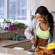mujer preparando comida en una cocina moderna con encimera clara en Zaragoza