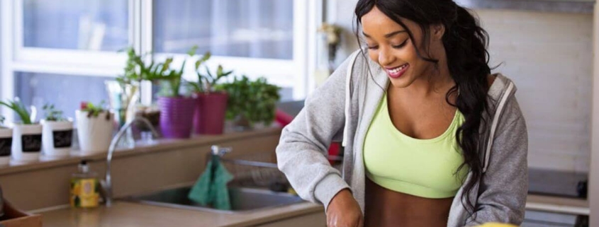 mujer preparando comida en una cocina moderna con encimera clara en Zaragoza