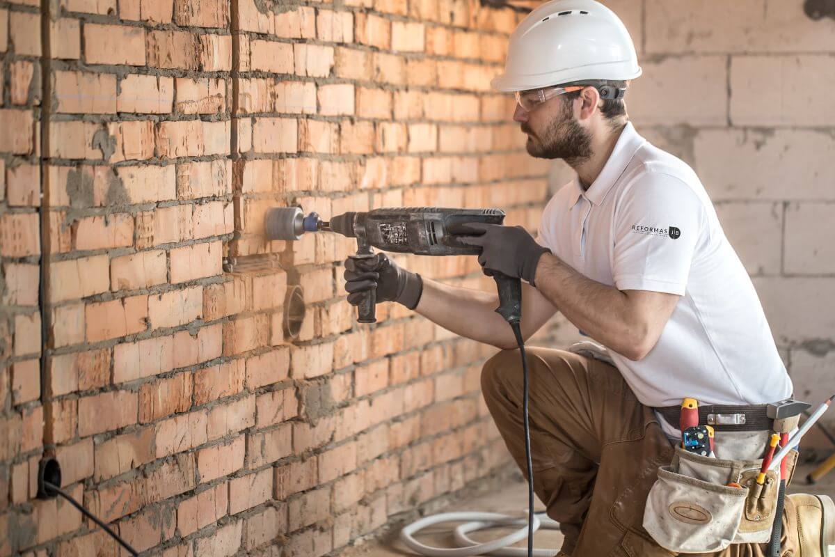 Albañiles trabajando en reforma integral en Zaragoza